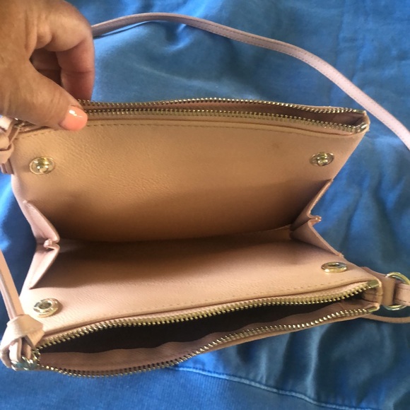 Crossbody pale pink 2 zippers snap center section NWOT never used - Picture 7 of 8